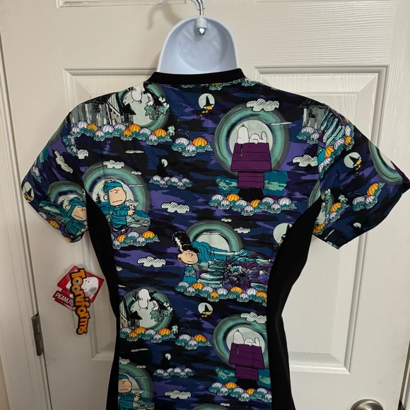 Peanuts Snoopy Halloween Scrubs Women Size XXS, V Neck 2 Pockets Lucy Linus NWT - Picture 2 of 6